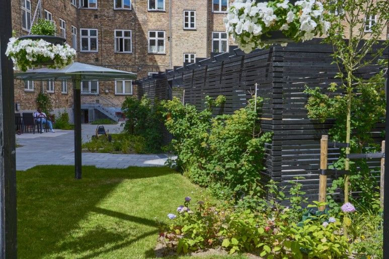 Bredahlsvejkarréen gennemrenoveret gårdrum