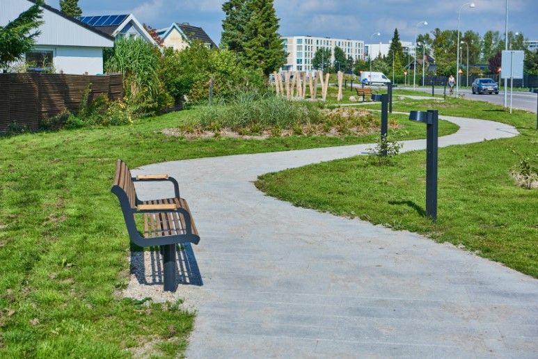 Promenadestien Vallensbæk enlig tom bænk