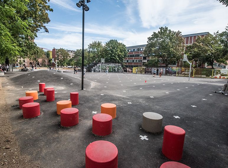 Litauens Plads med sidde beton klodser