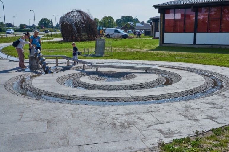 Promenadestien Vallensbæk med vandskuptur og Akemedes vandsnegl