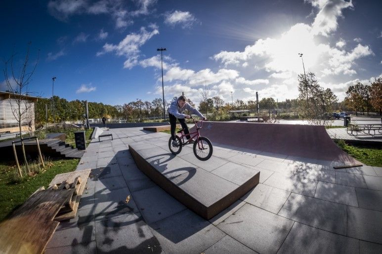 Gentofte Skaterpark mand på mountainbike laver trick