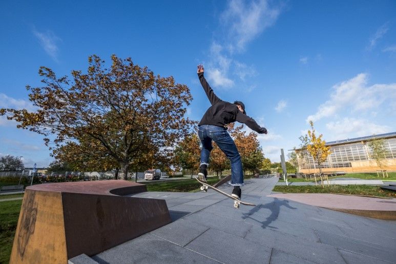 Gentofte Skaterpark man laver trick